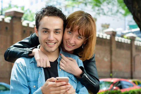 Genç çift smartphone uygulama kullanarak