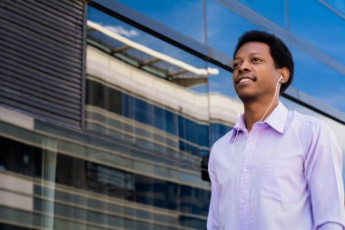 açık bir yakışıklı işadamı portresi.