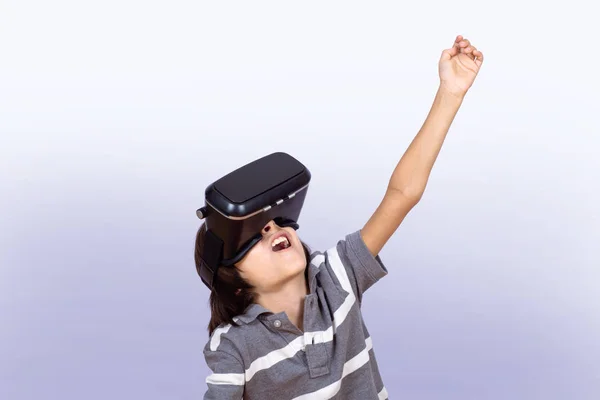 Petit garçon jouant à des jeux vidéo avec VR . — Photo