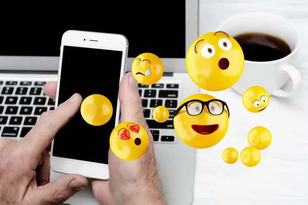 Hombre joven usando el teléfono inteligente enviar emojis . —  Fotos de Stock