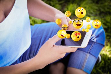 Emojis gönderme smartphone kullanan kadın.