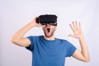 Sanal gerçeklik yaşayan adam. 
