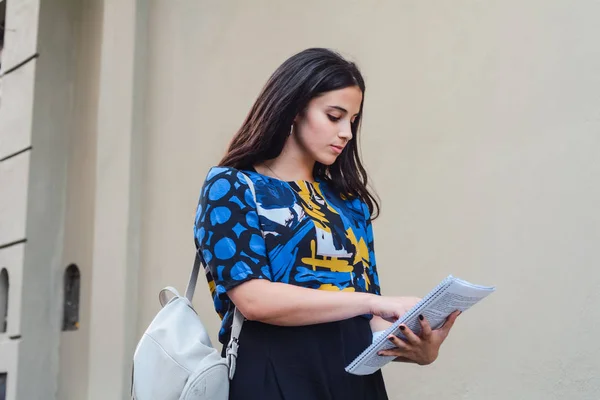 Ritratto di giovane studentessa su parete grigia — Foto Stock