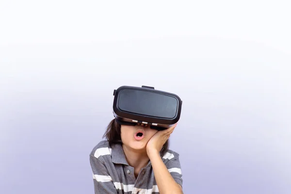 Menino jogando videogames com VR . — Fotografia de Stock