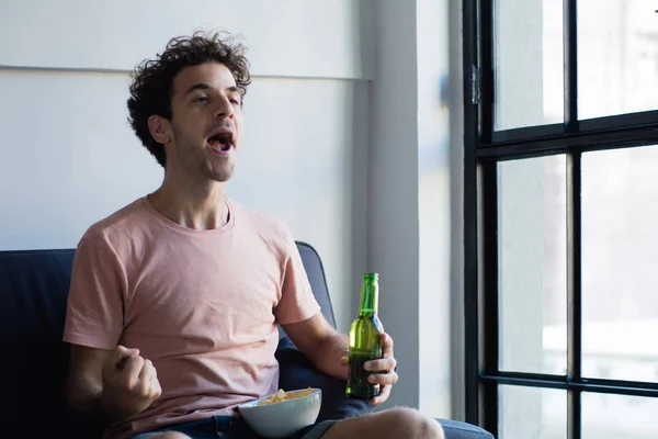 Giovane uomo guardando la tv sul divano . — Foto Stock