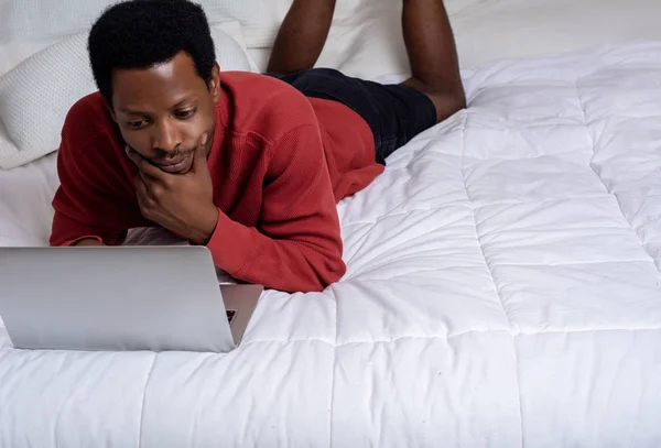 Yatakta onun laptop kullanan adam — Stok fotoğraf