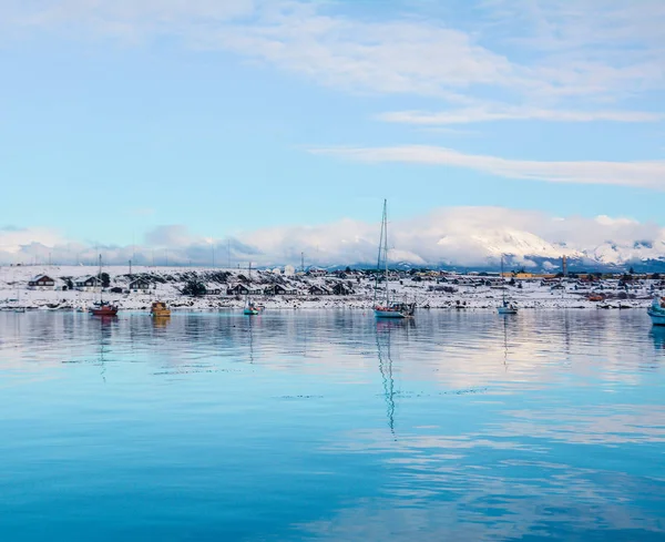 Een mening van Ushuaia en bergen in de winter. — Stockfoto