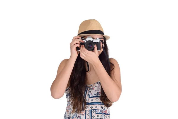 Młoda kobieta w letni kapelusz z rocznika kamery. — Zdjęcie stockowe