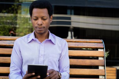 işadamı dijital tablet kullanma.