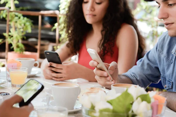 Amigos usando smartphone una cafetería . —  Fotos de Stock