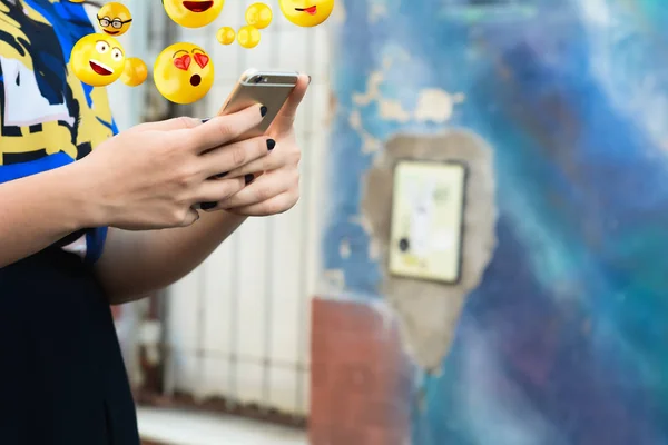 Mujer usando smartphone enviando emojis . —  Fotos de Stock