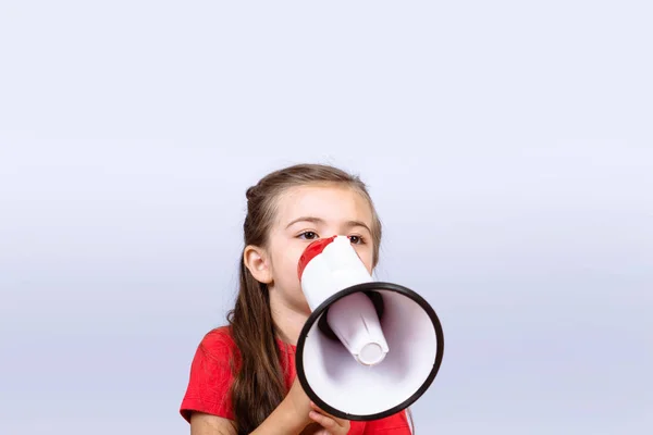 Menina gritando em um megafone . — Fotografia de Stock