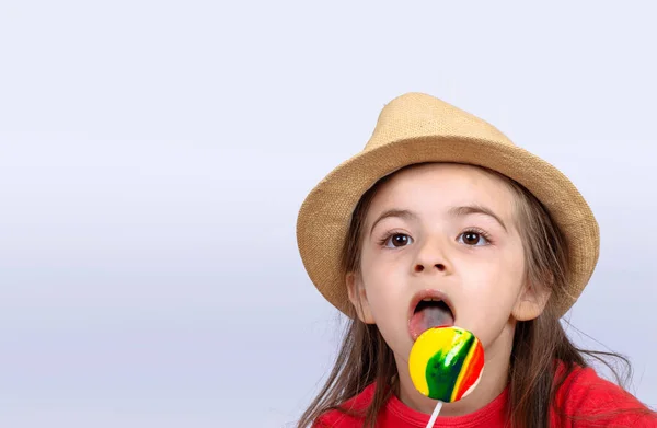 A kislány nyalókát eszik.. — Stock Fotó