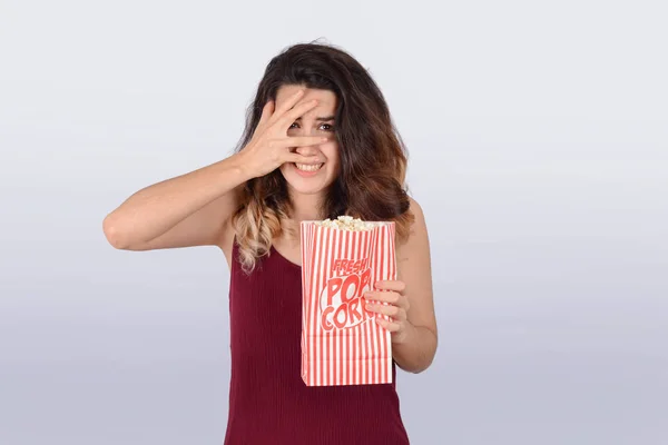 映画を見てポップコーンを食べる若い女性. — ストック写真