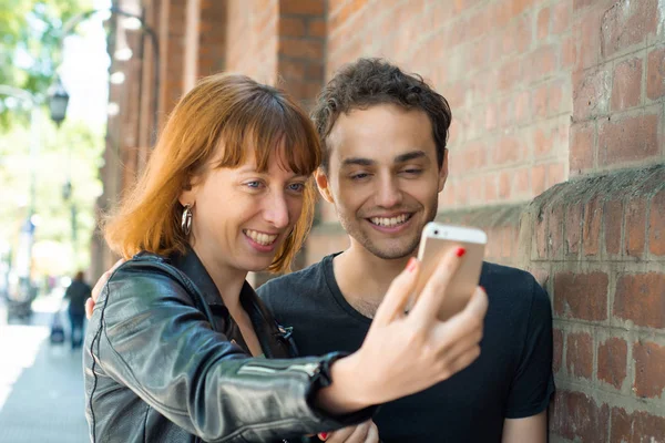 Молодая пара делает селфи с мобильного телефона на открытом воздухе . — стоковое фото