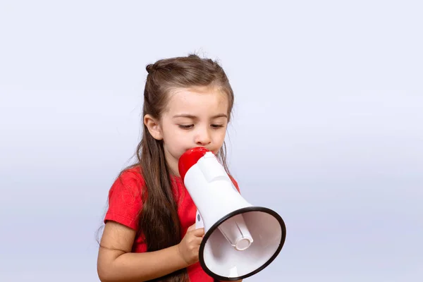 Menina gritando em um megafone . — Fotografia de Stock