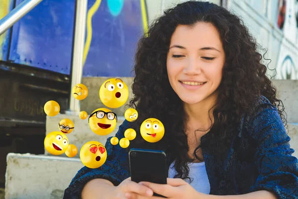 Donna che utilizza smartphone invio emoji . — Foto Stock