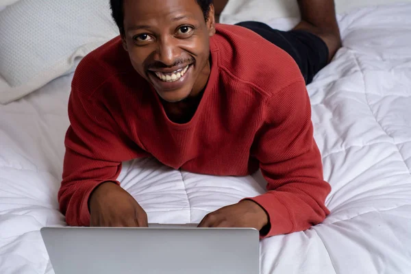 yatakta onun laptop kullanan adam