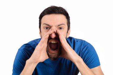 Genç adam bağırıyor ve çığlık atıyor