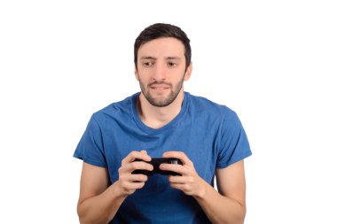 Adam video oyunları oynuyor ve kutluyor.