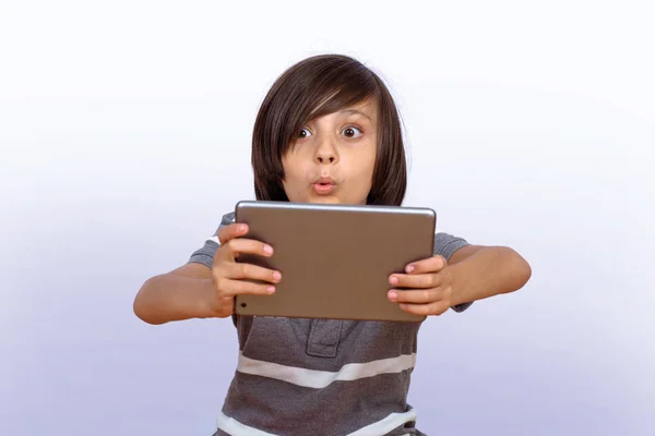 디지탈 태블릿을 사용하는 어린 소년. — 스톡 사진