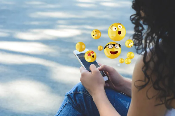 Mulher usando smartphone enviando emojis . — Fotografia de Stock