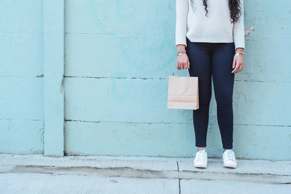 Молодая женщина ходит с сумками — стоковое фото