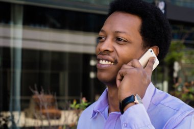 Latin işadamı cep telefonuyla konuşuyor