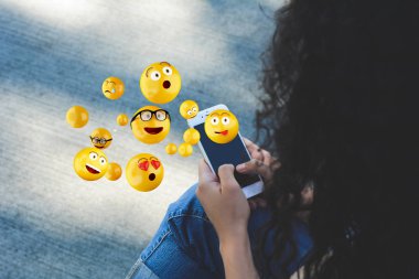 Emojis gönderme smartphone kullanan kadın.