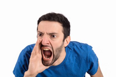 Genç adam bağırıyor ve çığlık atıyor