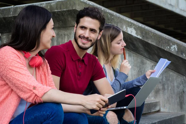 Grupo de estudiantes universitarios que estudian juntos al aire libre — Foto de Stock