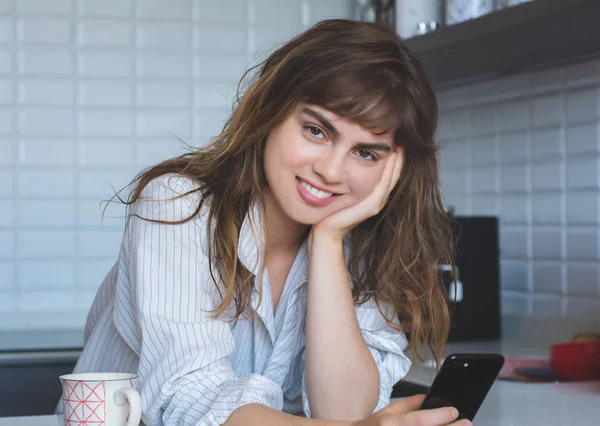 Mujer joven relajándose en la cocina —  Fotos de Stock