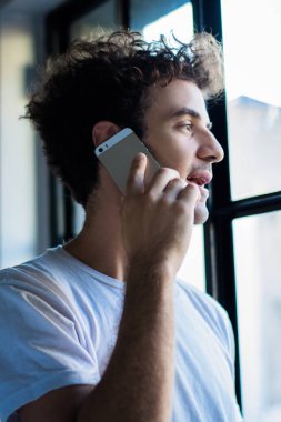 genç adam akıllı telefonunu kullanma.