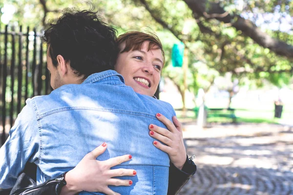 Glückliches Paar, das sich draußen umarmt — Stockfoto