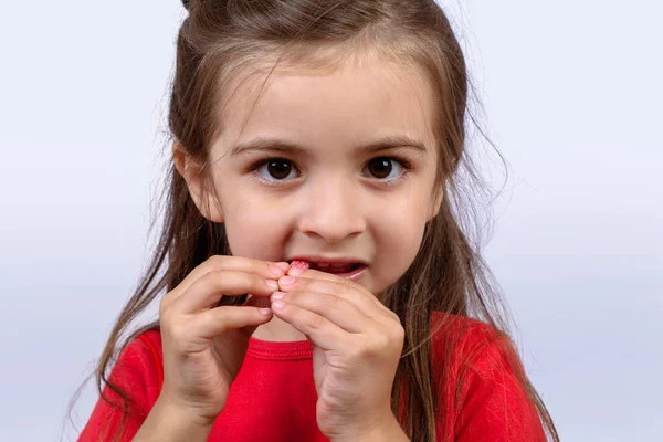 Klein meisje eten Sweet Candy. — Stockfoto