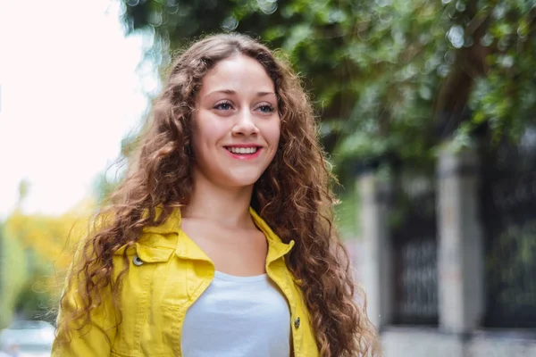 Portret van een jonge vrouw. — Stockfoto