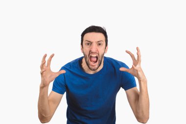 Genç adam bağırıyor ve çığlık atıyor