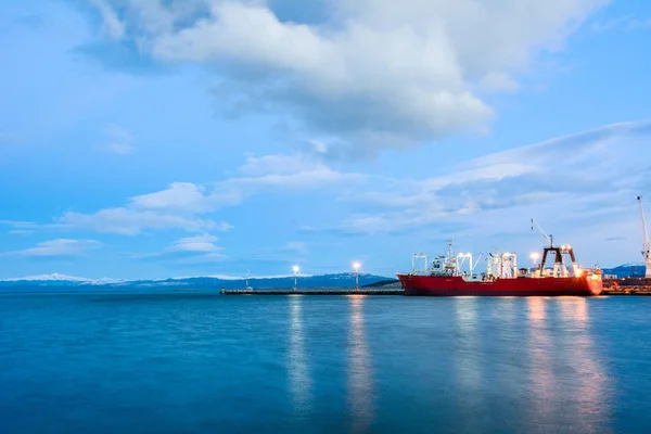 Una vista de Ushuaia y montañas en invierno . —  Fotos de Stock