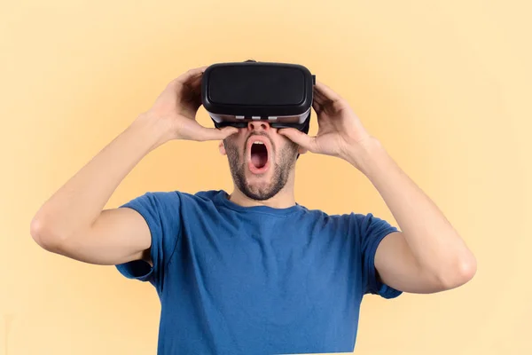 Virtuele werkelijkheid ervaren man. — Stockfoto