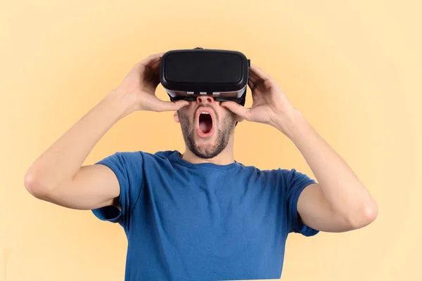 Homem experimentando realidade virtual . — Fotografia de Stock