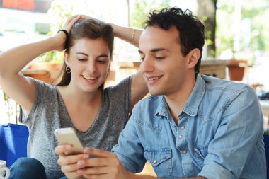 genç bir çift Smartphone kullanarak.