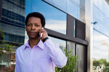 Latin işadamı cep telefonuyla konuşuyor