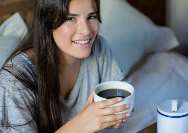 Mujer joven desayunando en la cama —  Fotos de Stock