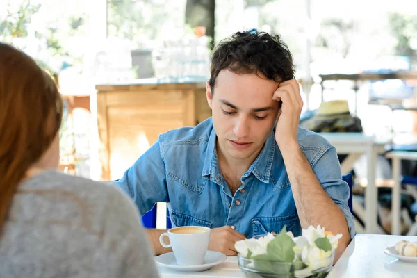 Junger Mann gelangweilt bei einem Date. — Stockfoto