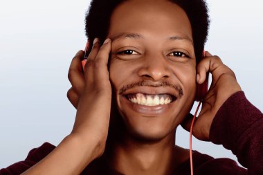 Afro Amerikan adam müzik dinleme.