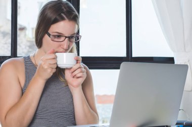 Evde çalışan kadın..