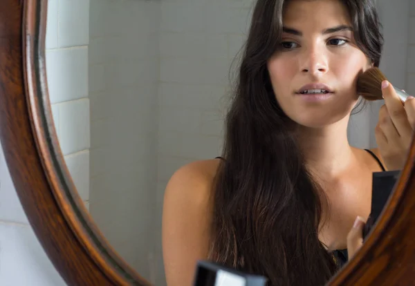 Mujer aplicando maquillaje en el baño . —  Fotos de Stock