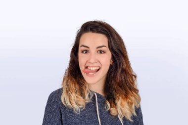 Genç kadın gösteren ifade