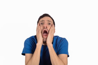 Stüdyoda şok genç Latin adam portresi.