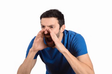 Genç adam bağırıyor ve çığlık atıyor